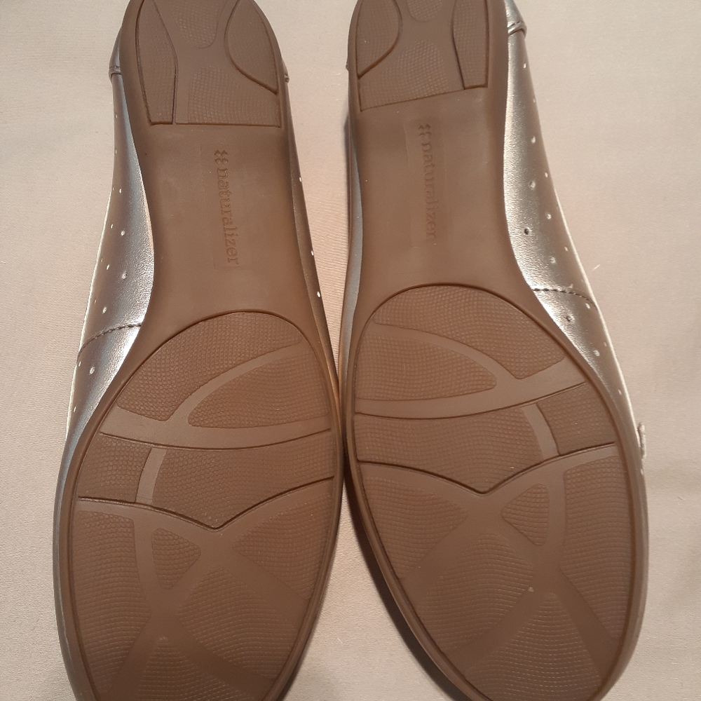 Ladies Naturalizer gold loafers - Picture 4 of 5